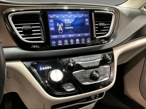 Used 2018 Chrysler Pacifica Touring-L Plus w/ Advanced Safetytec Group image 6