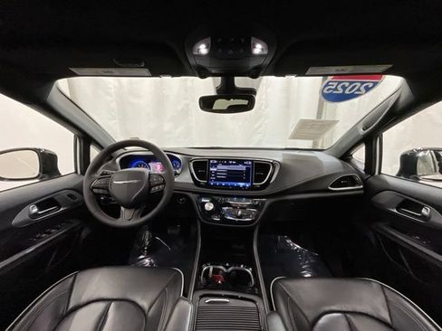 Used 2025 Chrysler Pacifica Limited FWD image 16