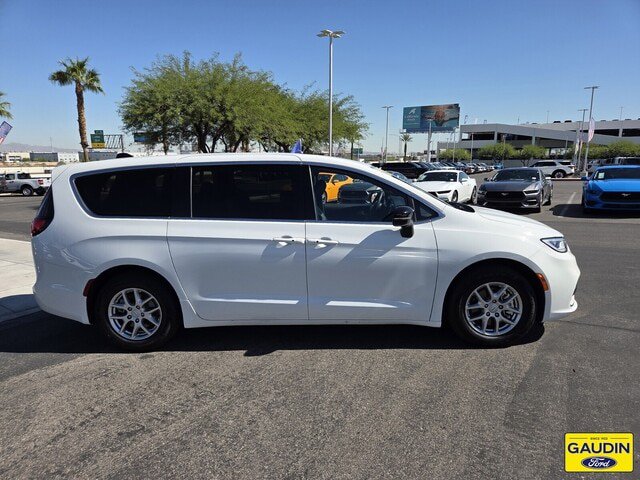 Used 2025 Chrysler Pacifica Select FWD image 8