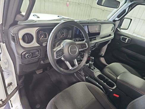 Used 2025 Jeep Wrangler Unlimited Sahara AWD/4WD image 15