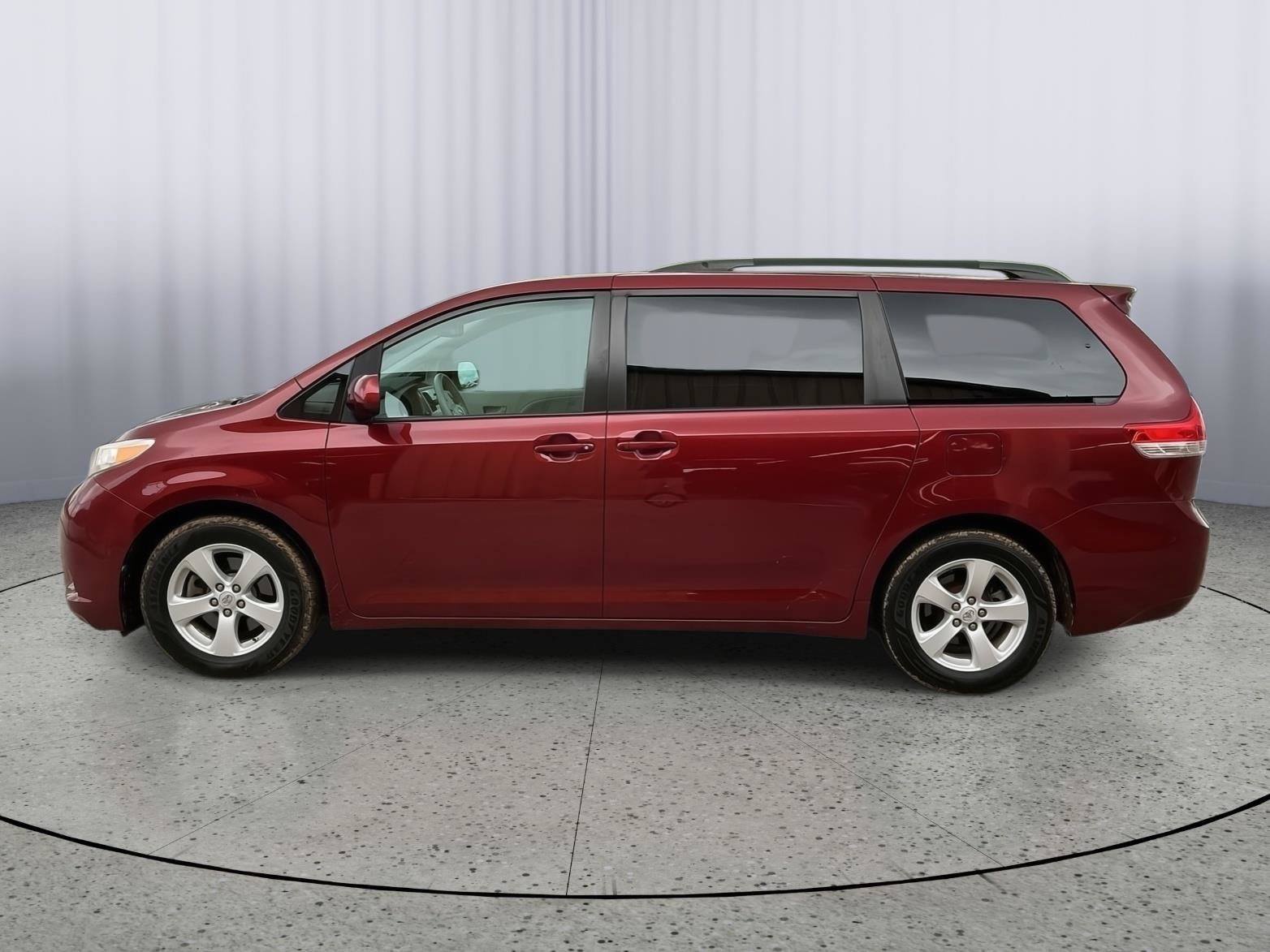 Used 2011 Toyota Sienna LE w/ Towing Pkg FWD image 2