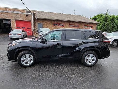 Certified 2024 Toyota Highlander LE FWD image 4