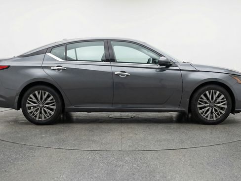 Used 2025 Nissan Altima 2.5 SV image 11