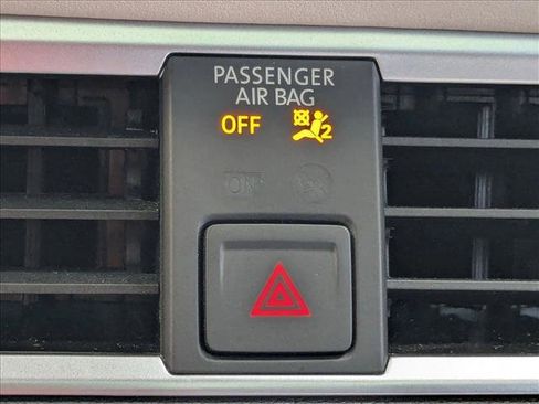 Used 2025 Volkswagen Taos SE w/ Panoramic Sunroof Package FWD image 18