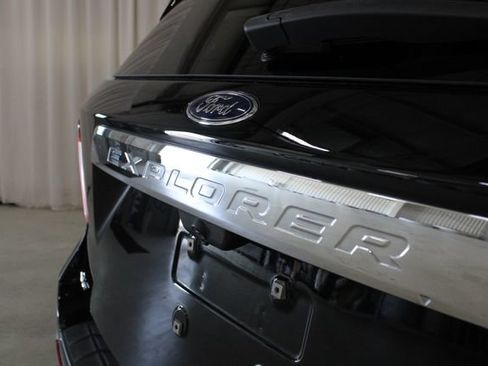 Used 2020 Ford Explorer XLT w/ Equipment Group 202A AWD/4WD image 34