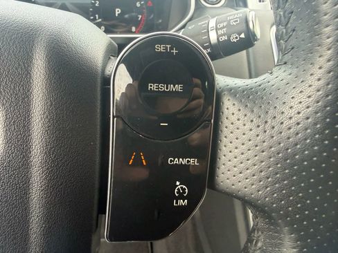 Used 2019 Land Rover Range Rover Sport SE image 19