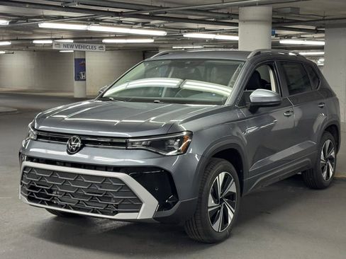 New 2025 Volkswagen Taos SE image 3
