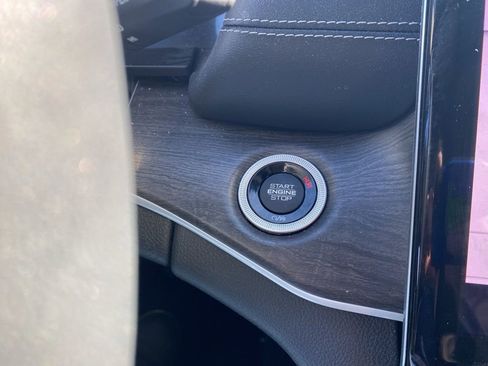 Used 2023 Jeep Grand Cherokee Limited w/ Black Appearance Package image 10