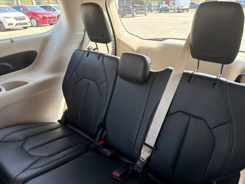 Used 2017 Chrysler Pacifica Touring-L Plus FWD image 37