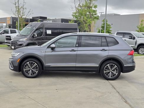 Used 2024 Volkswagen Tiguan SE image 3