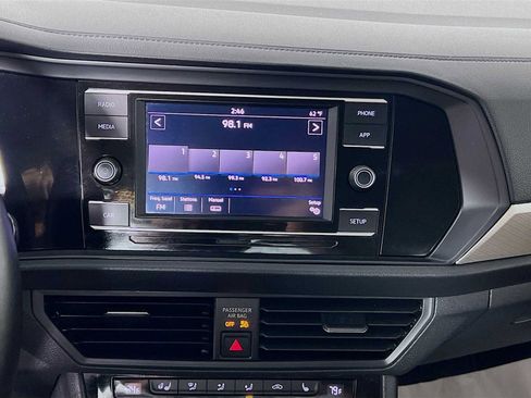 Used 2019 Volkswagen Jetta SE w/ Cold Weather Package image 13