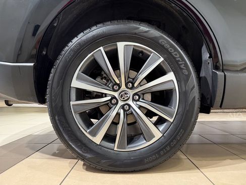 Certified 2021 Toyota Venza LE AWD/4WD image 9