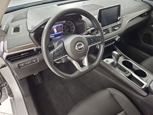 Used 2023 Nissan Altima 2.5 SV image 2