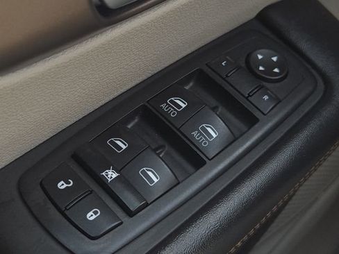 Used 2017 Chrysler Pacifica Touring FWD image 25