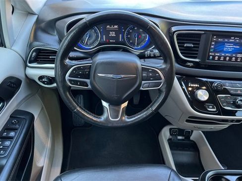 Used 2020 Chrysler Pacifica Touring-L image 15