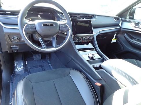 New 2025 Jeep Grand Cherokee L Laredo image 17