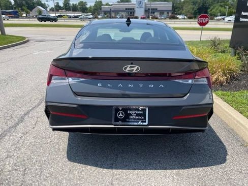 Used 2025 Hyundai Elantra Sport FWD image 4