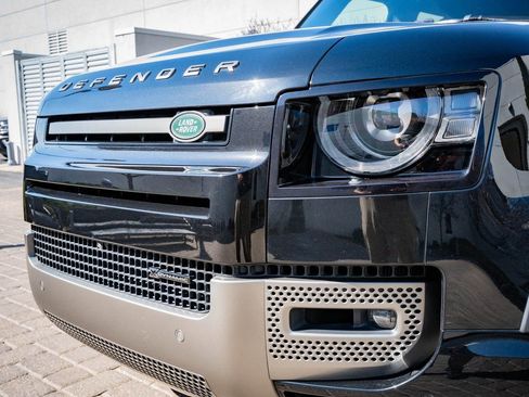 Used 2023 Land Rover Defender 130 X-Dynamic SE image 3