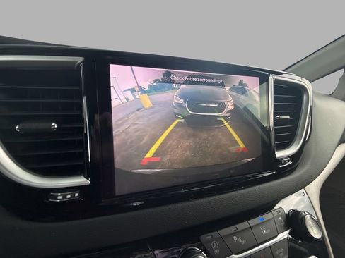 Used 2024 Chrysler Pacifica Touring-L FWD image 21