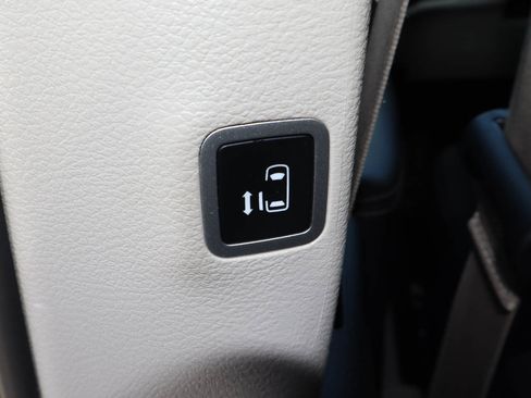 Used 2023 Chrysler Voyager LX FWD image 18