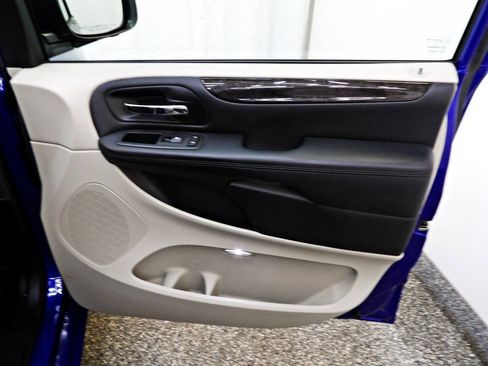 Used 2018 Dodge Grand Caravan SE w/ UConnect Hands-Free Group FWD image 11