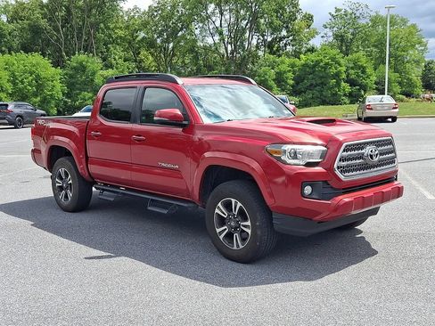 Used 2017 Toyota Tacoma TRD Sport w/ Tow Package (A/T) AWD/4WD image 3