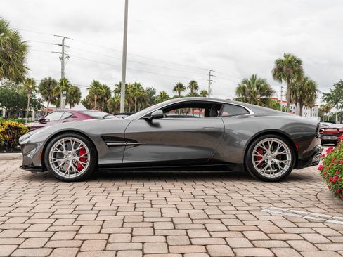 Used 2025 Aston Martin Vanquish RWD image 25