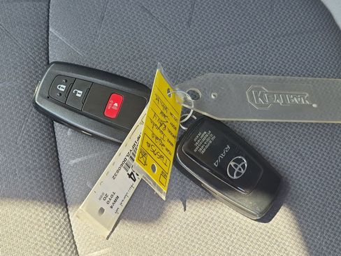 Used 2020 Toyota RAV4 XLE w/ XLE Grade Weather Package AWD/4WD image 34