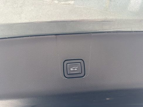 Used 2023 Chevrolet Traverse LT image 28