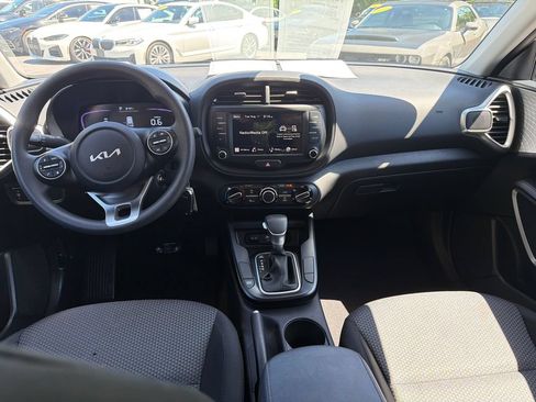 Used 2025 Kia Soul LX w/ LX Technology Package FWD image 16