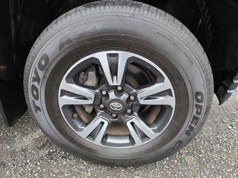 Used 2019 Toyota Tacoma TRD Sport AWD/4WD image 9