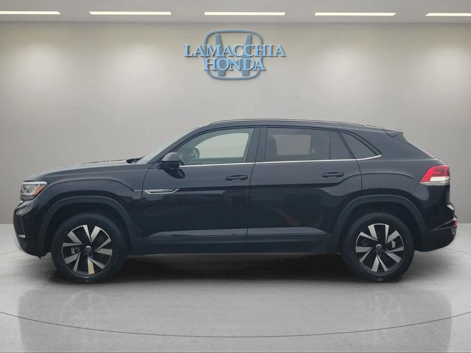 Used 2022 Volkswagen Atlas Cross Sport SE AWD/4WD image 2
