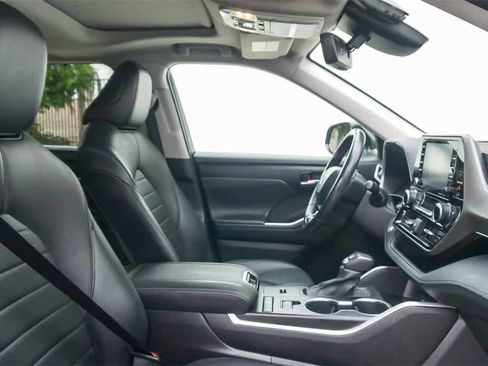 Used 2021 Toyota Highlander XLE image 17