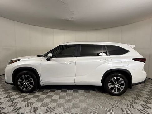 Used 2024 Toyota Highlander XLE FWD image 3