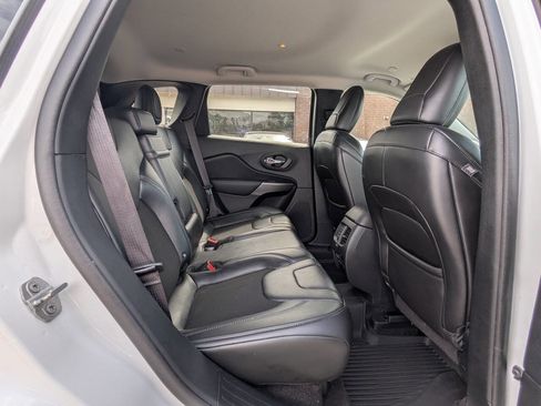 Used 2019 Jeep Cherokee Latitude Plus w/ Comfort/Convenience Group AWD/4WD image 15