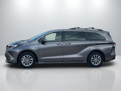 Used 2024 Toyota Sienna XLE FWD image 8