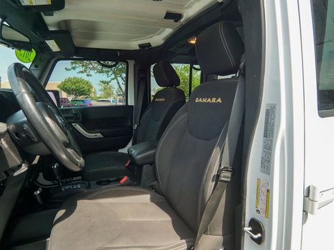 Used 2015 Jeep Wrangler Unlimited Sahara w/ Connectivity Group AWD/4WD image 16