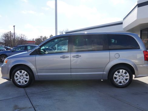 Used 2017 Dodge Grand Caravan SE w/ UConnect Hands-Free Group image 5