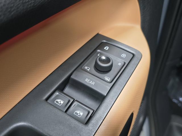 Used 2025 Volkswagen ID. Buzz Pro S RWD image 17