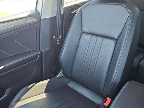 Used 2024 Volkswagen Tiguan SE image 31