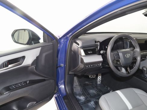 Used 2025 Toyota Camry SE image 45