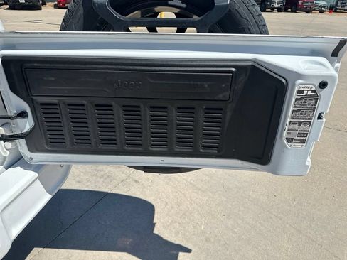 Used 2021 Jeep Wrangler Unlimited Sahara AWD/4WD image 25