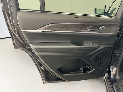 Used 2024 Jeep Grand Cherokee L Limited w/ Luxury Tech Group II image 28