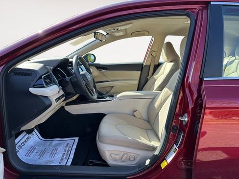 Used 2020 Toyota Camry LE image 9