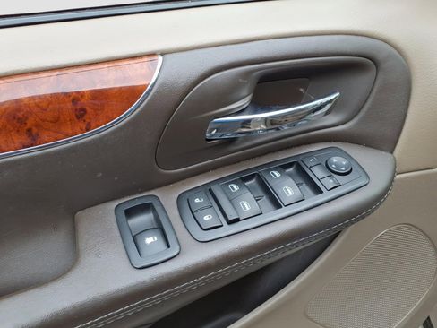 Used 2015 Chrysler Town & Country Touring FWD image 16
