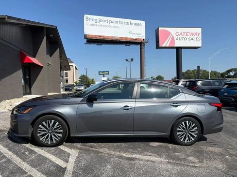 Used 2024 Nissan Altima 2.5 SV FWD image 2