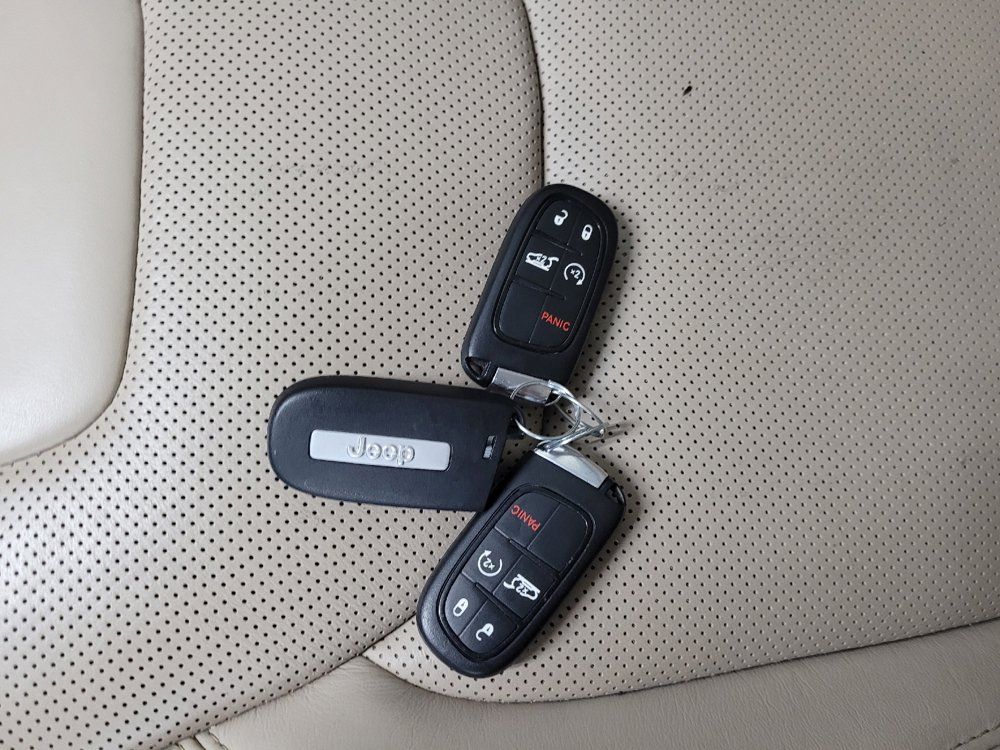 Used 2018 Jeep Cherokee Limited w/ Technology Group AWD/4WD image 32
