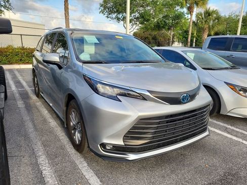 Used 2025 Toyota Sienna XLE w/ XLE Plus Package image 3