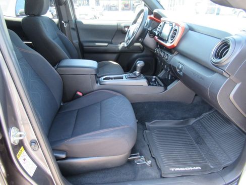 Used 2016 Toyota Tacoma TRD Sport w/ Towing Package AWD/4WD image 13