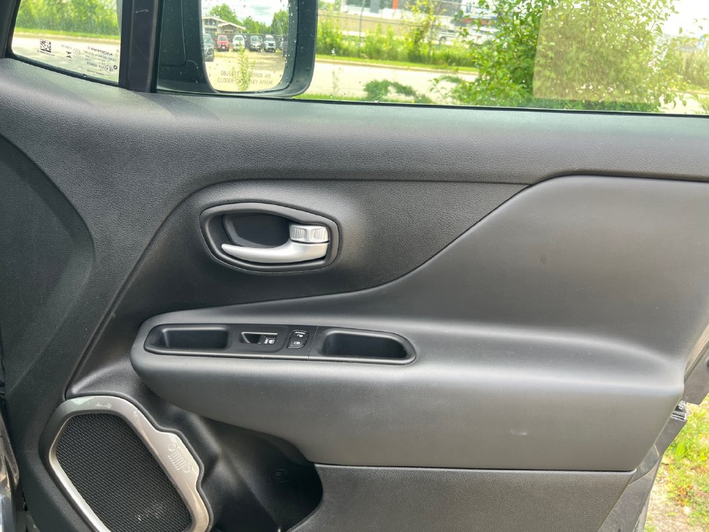 Used 2023 Jeep Renegade Latitude AWD/4WD image 43